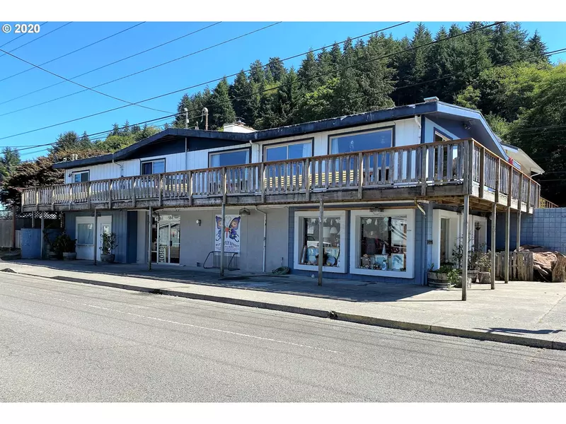 582 WINCHESTER AVE, Reedsport, OR 97467