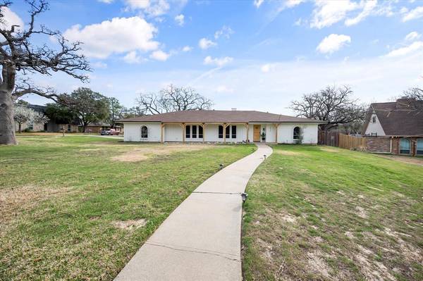 3310 Country Club Road, Pantego, TX 76013