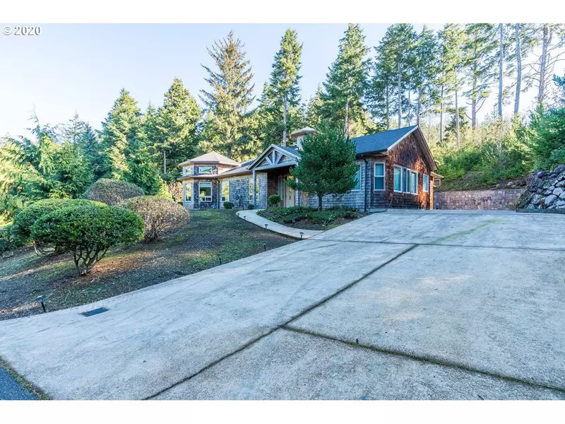 533 FAIRWAY DR, Gleneden Beach, OR 97388