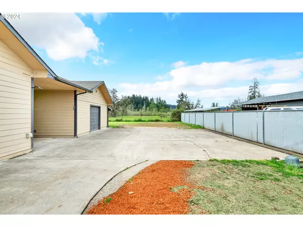 Eugene, OR 97405,85762 LOOP LN