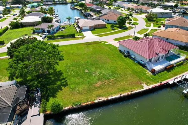 Marco Island, FL 34145,903 Juniper CT