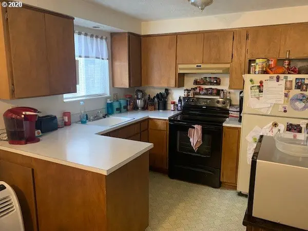 920 CLOVERLEAF LOOP, Springfield, OR 97477