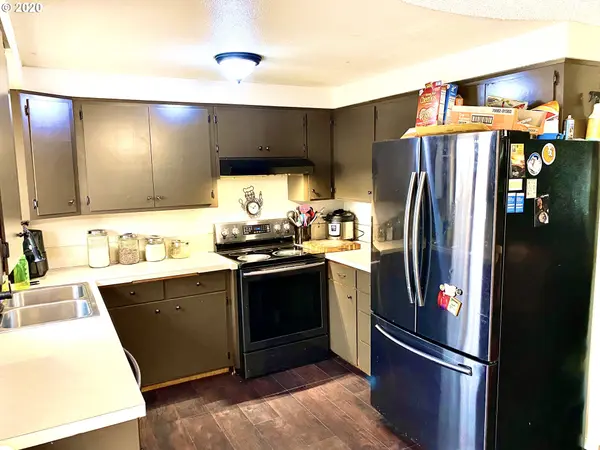 1030 DONDEA ST, Springfield, OR 97478