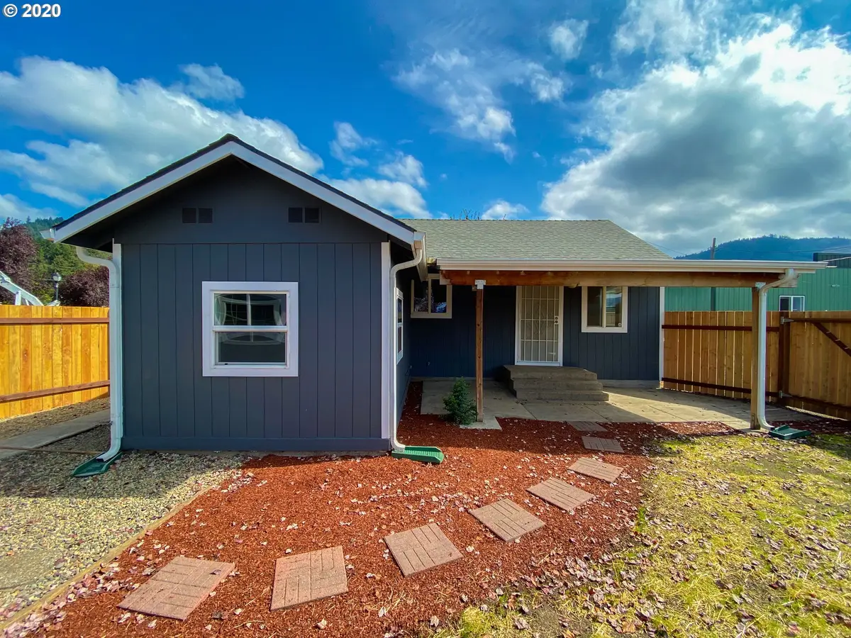 12 N CANNON ST, Lowell, OR 97452