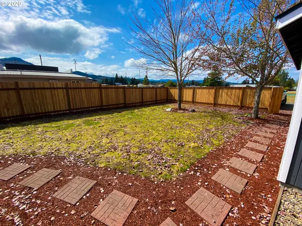 12 N CANNON ST, Lowell, OR 97452