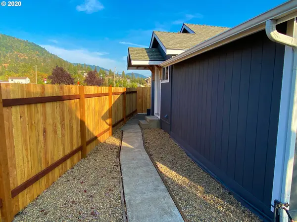 12 N CANNON ST, Lowell, OR 97452