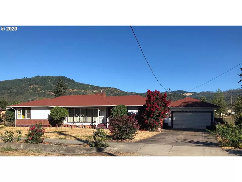 438 E FOURTH AVE, Riddle, OR 97469