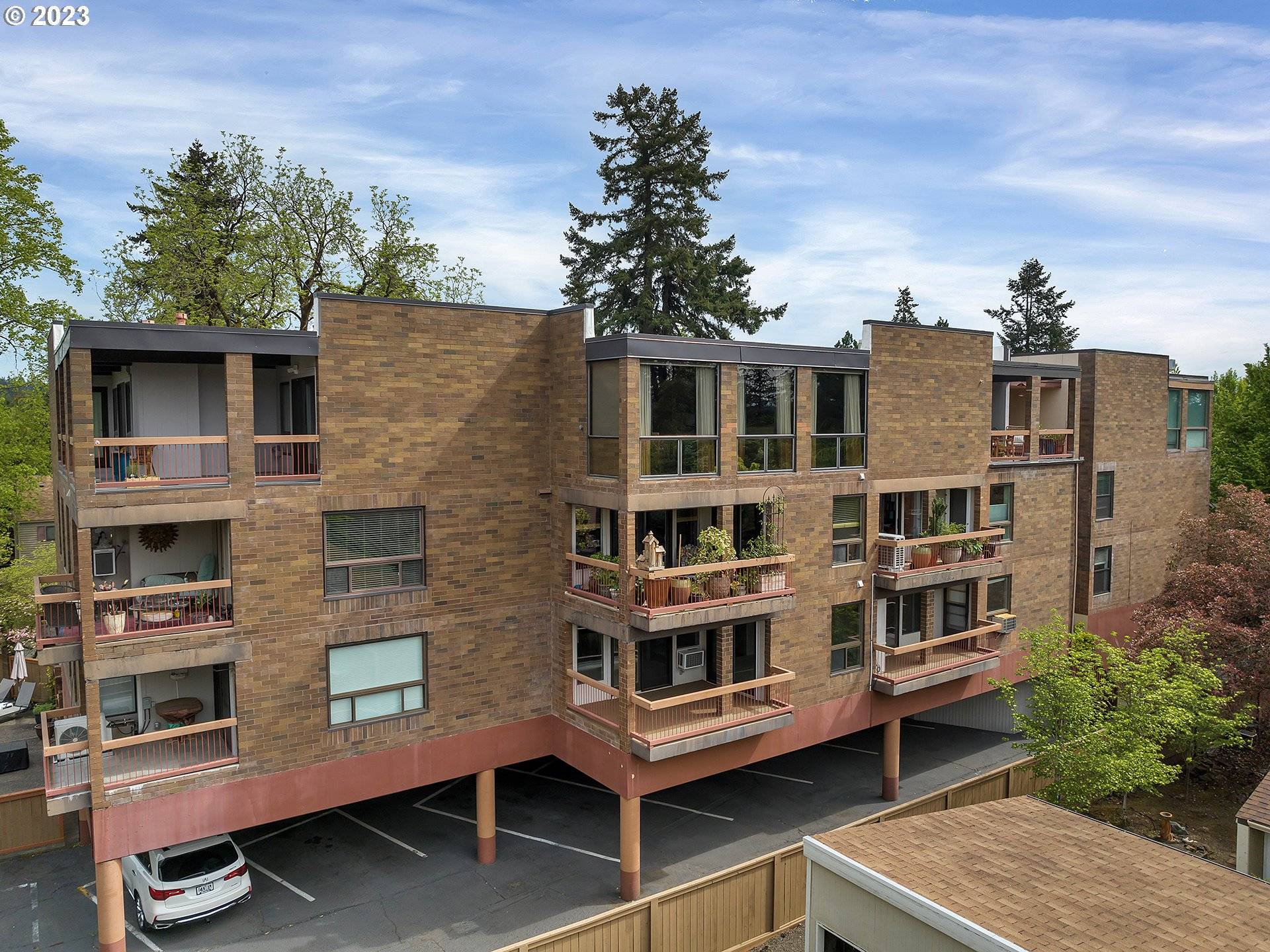 Lake Oswego, OR 97034,100 LEONARD ST #2-4