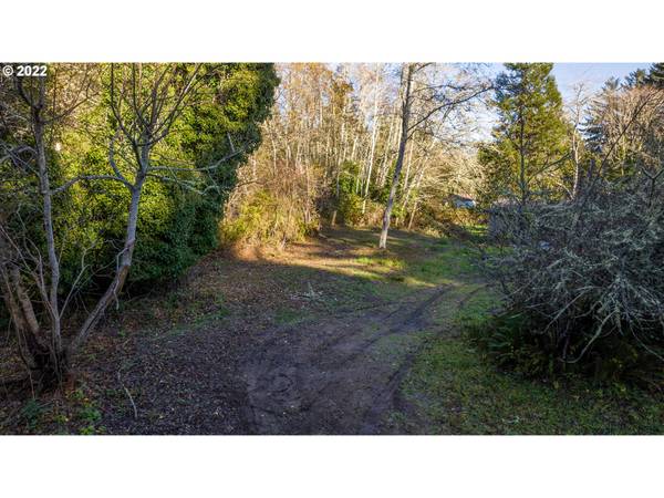 90221 WALKER LN, Coos Bay, OR 97420