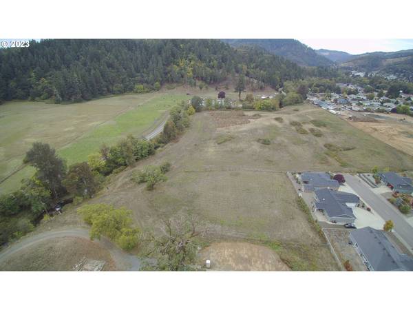 Myrtle Creek, OR 97457,415 SE NEAL LN