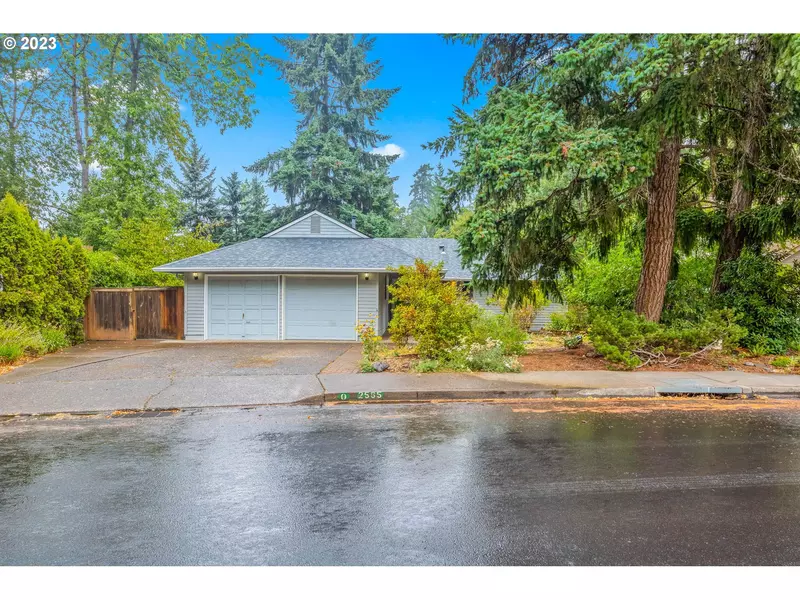 2565 WINDSOR CIR E, Eugene, OR 97405