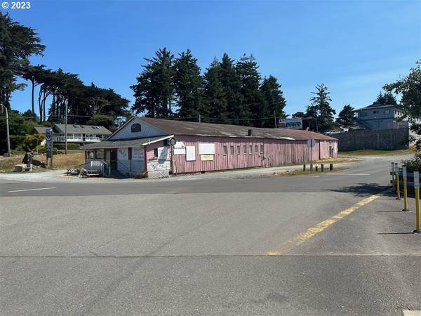 735 3RD ST SE, Bandon, OR 97411