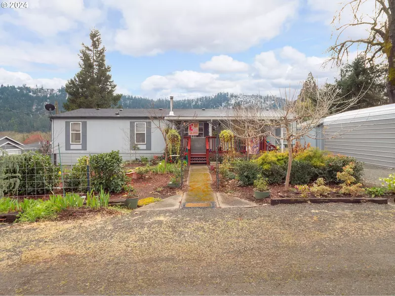 651 SE THOMPSON AVE, Winston, OR 97496