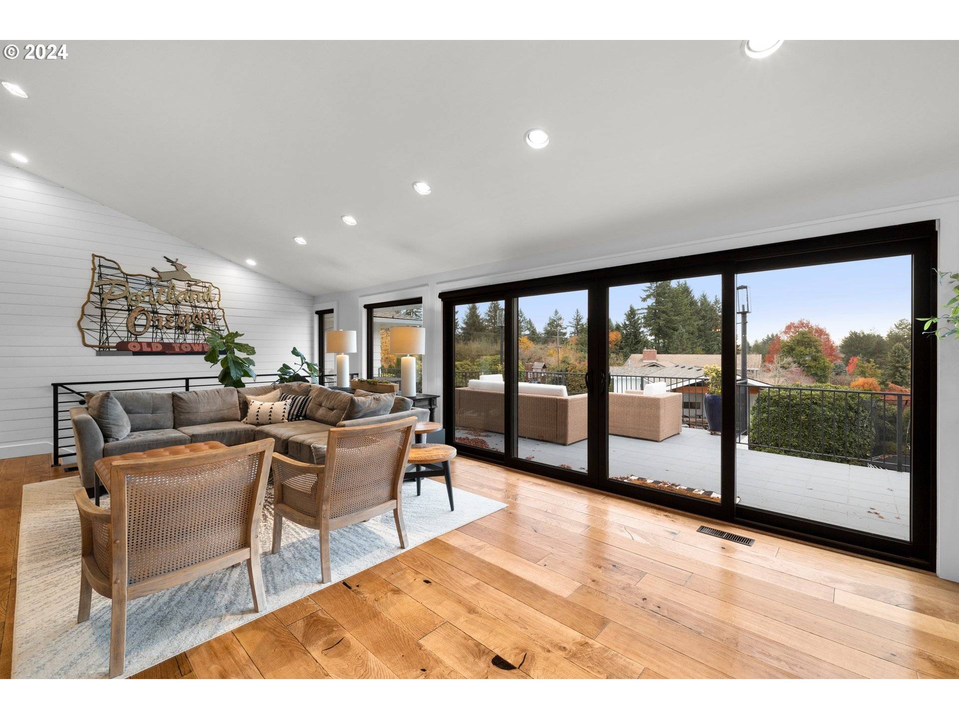 Lake Oswego, OR 97034,1255 HOODVIEW LN