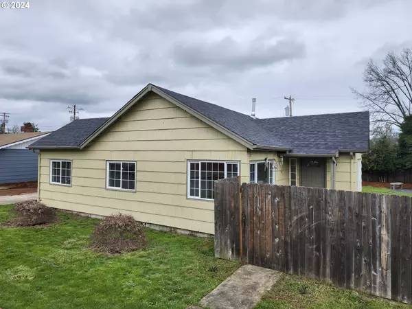 320 GRANT AVE, Cottage Grove, OR 97424