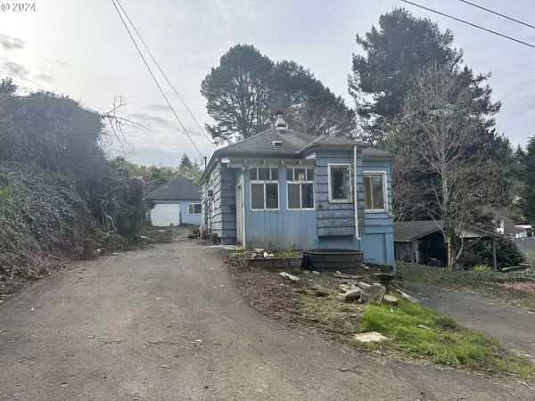 949 N 8TH ST, Coos Bay, OR 97420