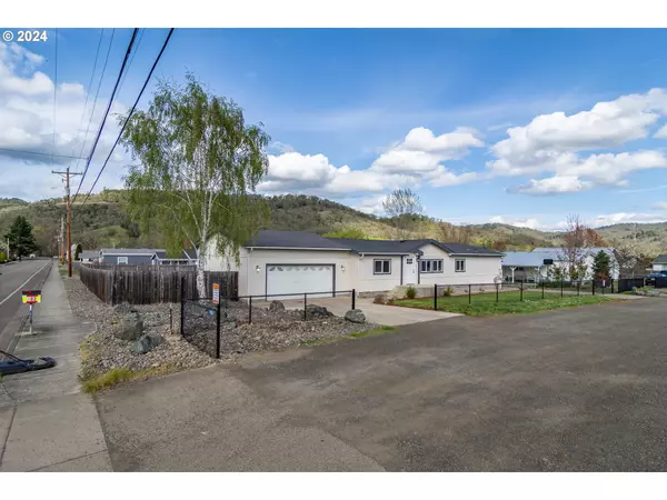 601 LITTLE VALLEY RD, Roseburg, OR 97471