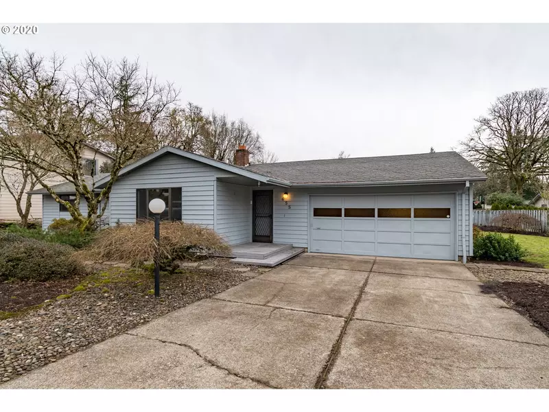 655 COLLINS CREST ST, Gladstone, OR 97027