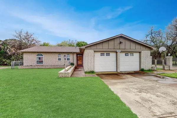 320 E Enon Avenue, Everman, TX 76140