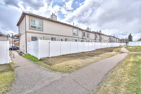 Calgary, AB T2J 6M5,232 Deerpoint SE