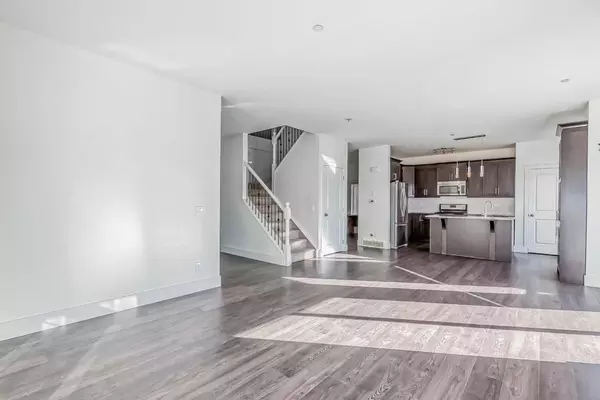 Calgary, AB T3K0V8,17 Covecreek Mews NE