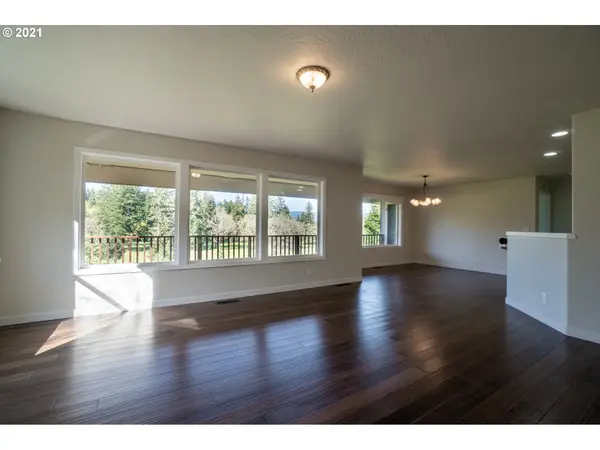 780 HOLLY AVE, Cottage Grove, OR 97424