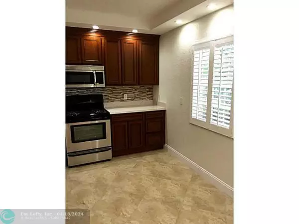 Pompano Beach, FL 33069,565 Oaks Ln  #104