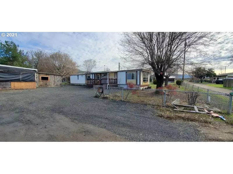 141 SISTERS LN, Roseburg, OR 97471