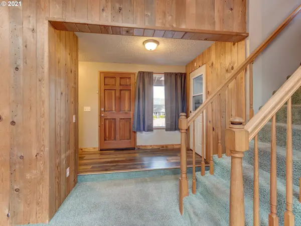 225 S 72ND ST, Springfield, OR 97478