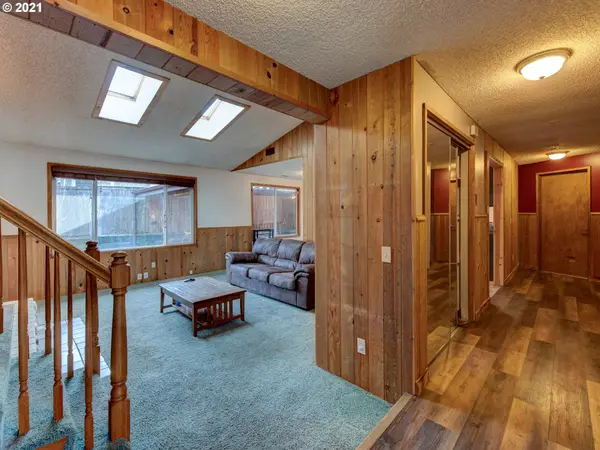 225 S 72ND ST, Springfield, OR 97478