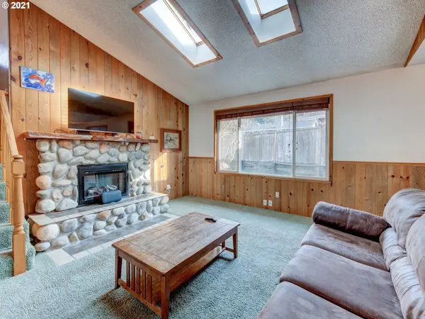 225 S 72ND ST, Springfield, OR 97478