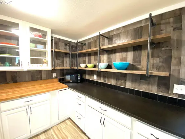 1158 S 39TH ST, Springfield, OR 97478