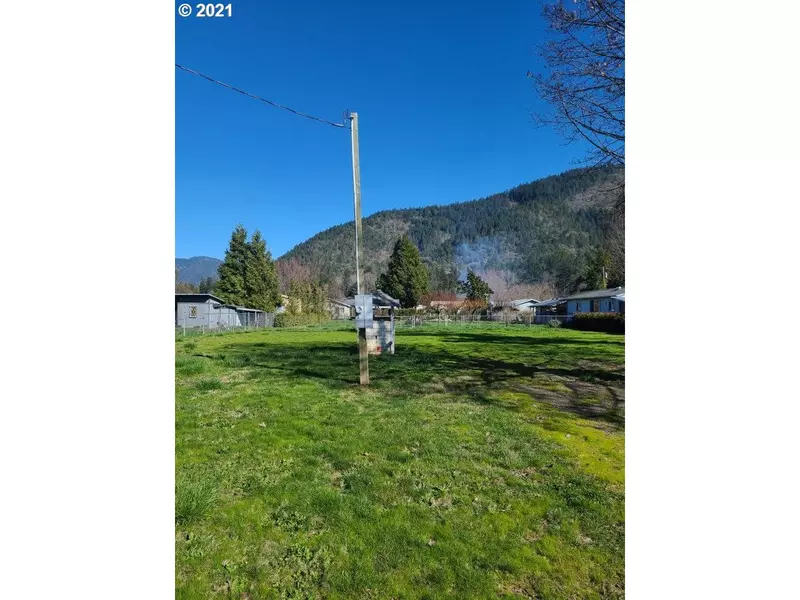 1637 CARNAHAN DR, Grants Pass, OR 97527