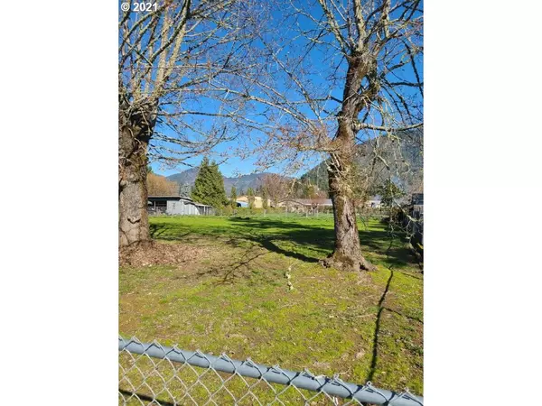 Grants Pass, OR 97527,1637 CARNAHAN DR