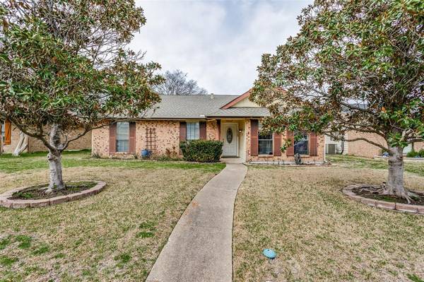 1025 Carriagehouse Lane, Garland, TX 75040