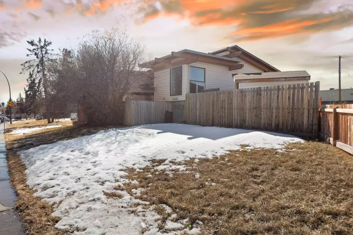 Calgary, AB T2A 3W2,5505 Maddock DR NE