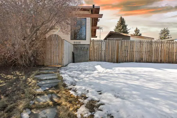 Calgary, AB T2A 3W2,5505 Maddock DR NE