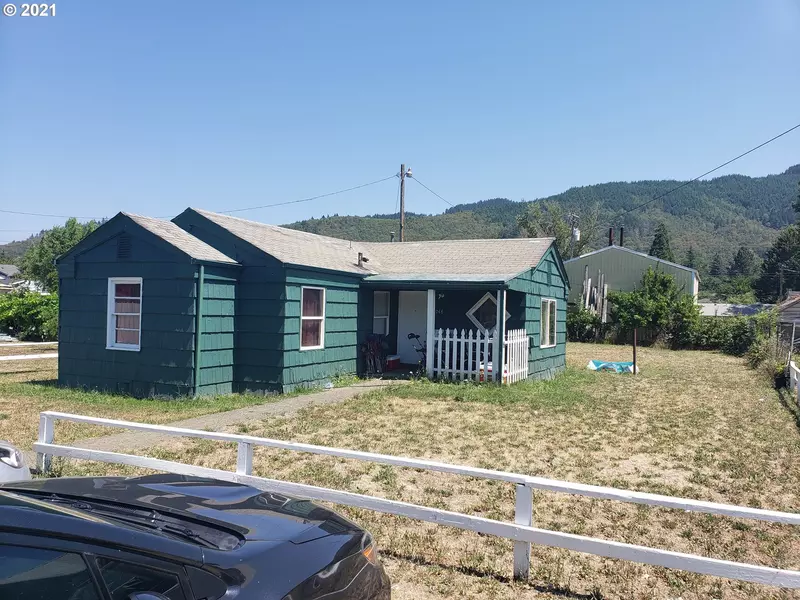 1048 N OLD PACIFIC HWY, Myrtle Creek, OR 97457