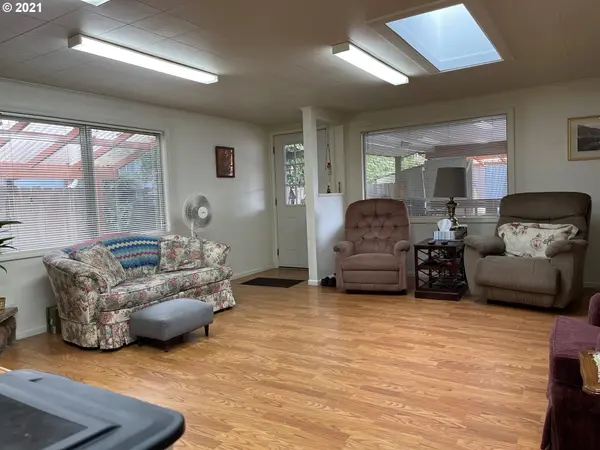 657 N 9TH ST, Cottage Grove, OR 97424