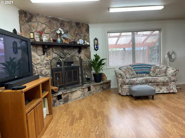 657 N 9TH ST, Cottage Grove, OR 97424