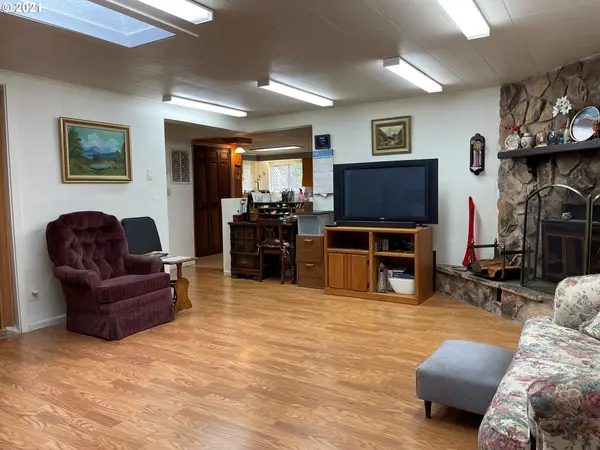 657 N 9TH ST, Cottage Grove, OR 97424