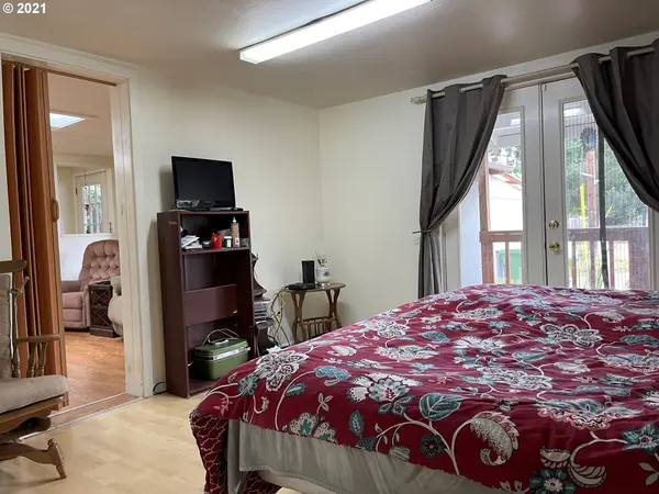 657 N 9TH ST, Cottage Grove, OR 97424