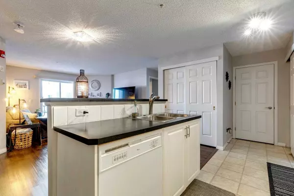 Calgary, AB T2Y 3Z9,290 Shawville WAY SE #114