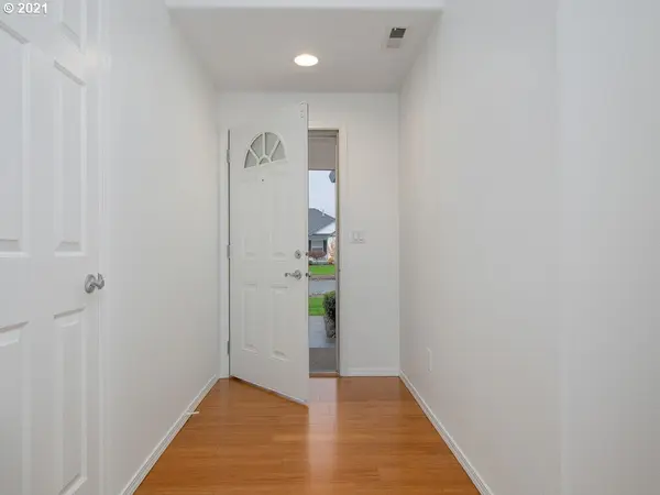 2725 ROANOKE ST, Woodburn, OR 97071