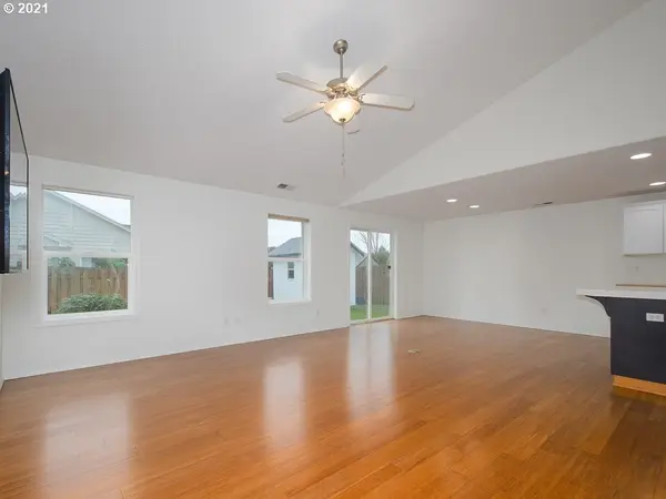 2725 ROANOKE ST, Woodburn, OR 97071