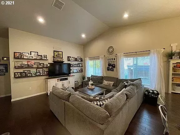 Grants Pass, OR 97527,108 LITTLE MEADOW LN