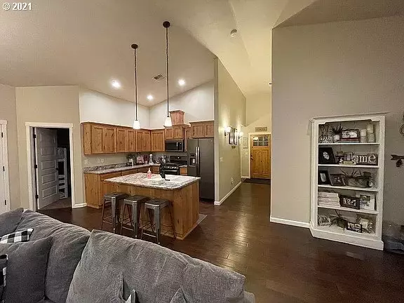 Grants Pass, OR 97527,108 LITTLE MEADOW LN