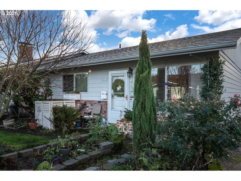 8802 NE HASSALO ST, Portland, OR 97220