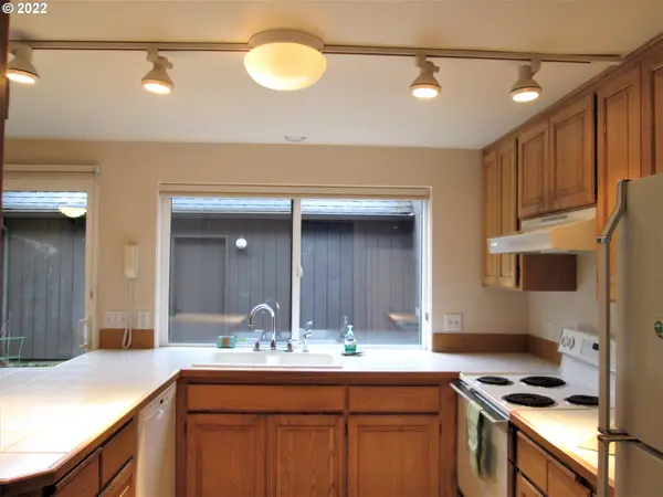 135 WESTBROOK WAY, Eugene, OR 97405