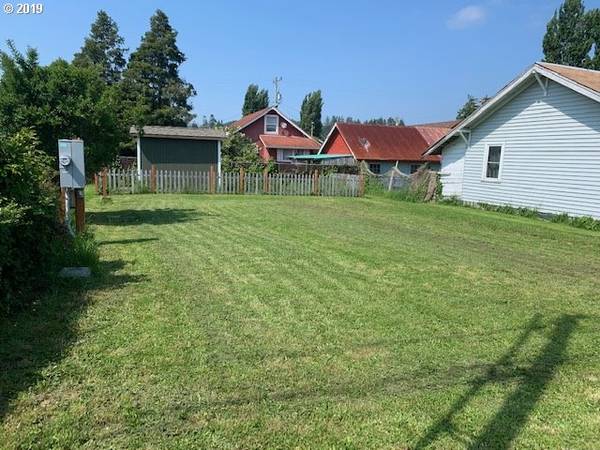 727 MYRTLE AVE, Reedsport, OR 97467